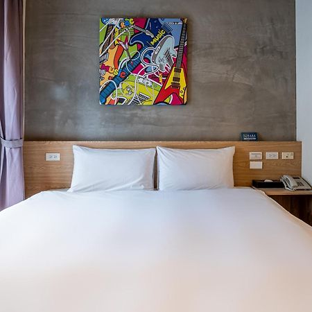 Check Inn Express Taichung Yizhong Bagian luar foto