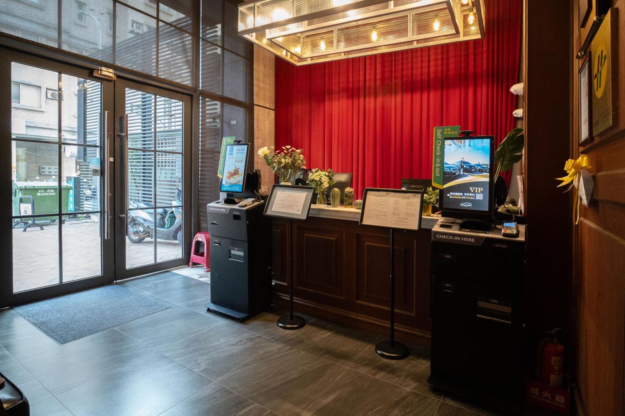 Check Inn Express Taichung Yizhong Bagian luar foto